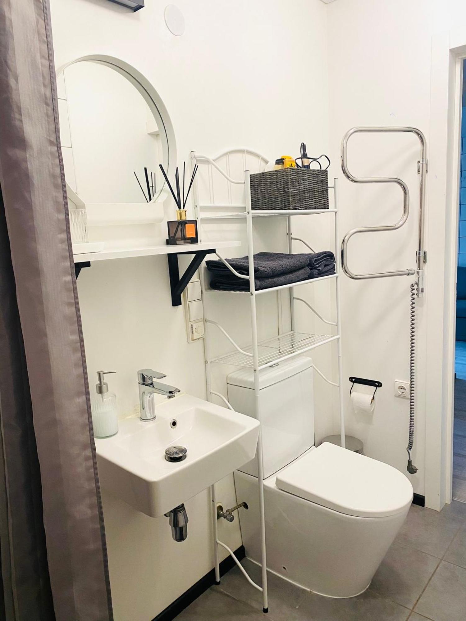 Modern & Cozy Gem - Spacious Retreat With Private Entrance Apartament *