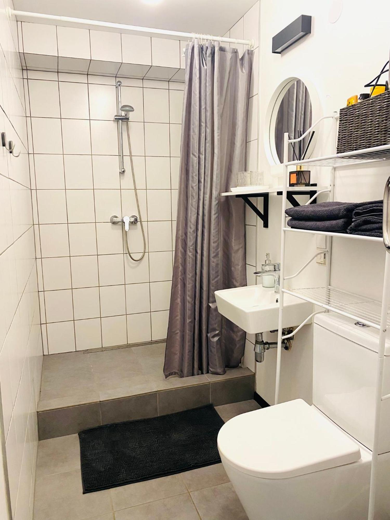 Modern & Cozy Gem - Spacious Retreat With Private Entrance Apartamento Vilnius